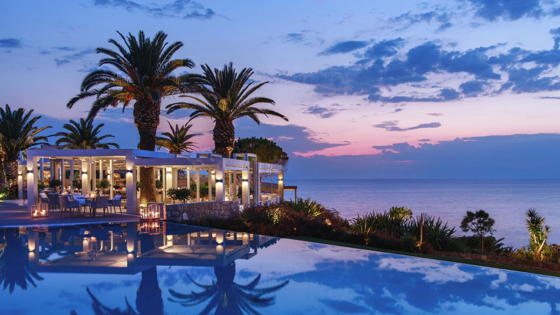 Sani Beach resort w Grecji z białą plażą, turkusową wodą i basenem infinity