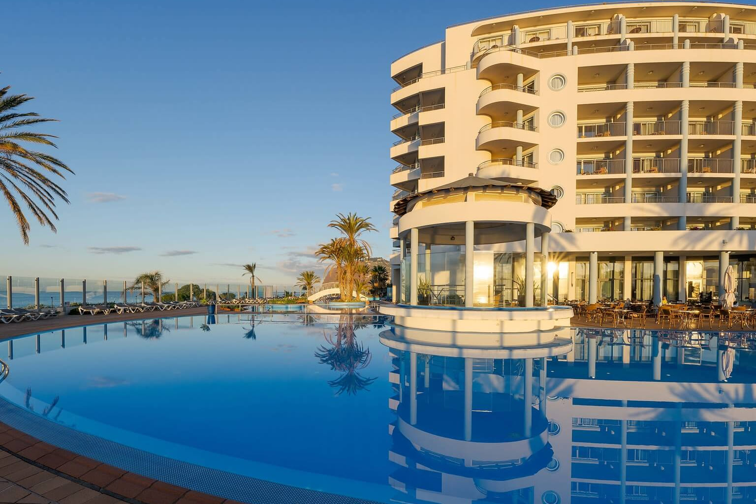 Ekskluzywny resort ze strefą spa i basenem z widokiem na spektakularny krajobraz